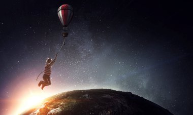 Havada uçan bir çocuk. Karışık ortam