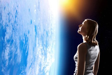 Dünya gezegenine bakan kız