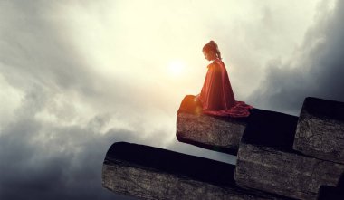 Süper kahraman çatıda. Karışık teknik