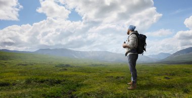 Uzun yürüyüşe çıkan kimse adam dağlarda. Karışık teknik