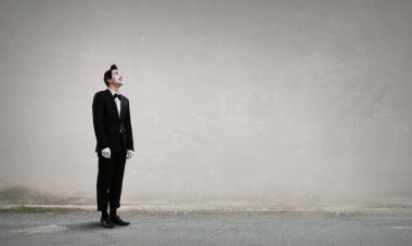 Genç adam MIME. Karışık teknik