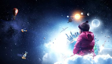 Çocuk bulutüzerinde yüzer. Karışık ortam