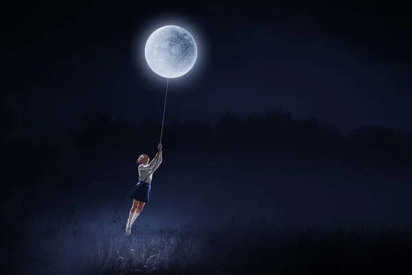 En flicka som fångar månen. Blandade medier — Stockfoto