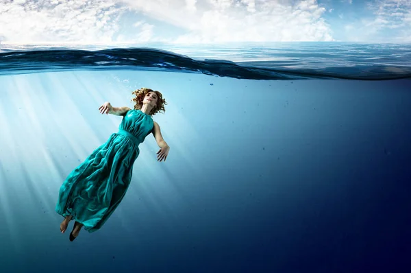 A tiszta kék vízben nő táncos — Stock Fotó