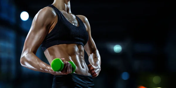 Femme sportive debout avec le dos. Techniques mixtes — Photo