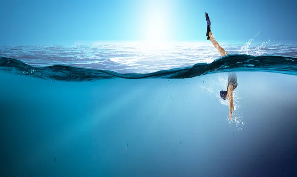 Schwimmer in Schwimmflossen. Gemischte Medien — Stockfoto