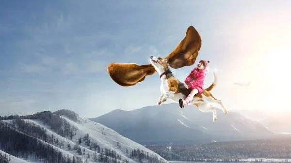 Σούπερ ήρωας και το ιπτάμενο σκυλί της — Φωτογραφία Αρχείου