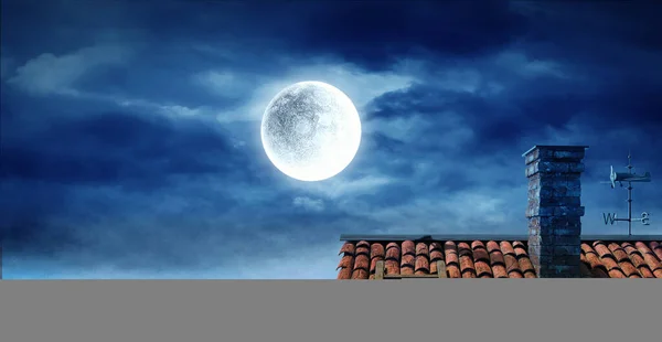 Vollmond im Hintergrund. Gemischte Medien — Stockfoto