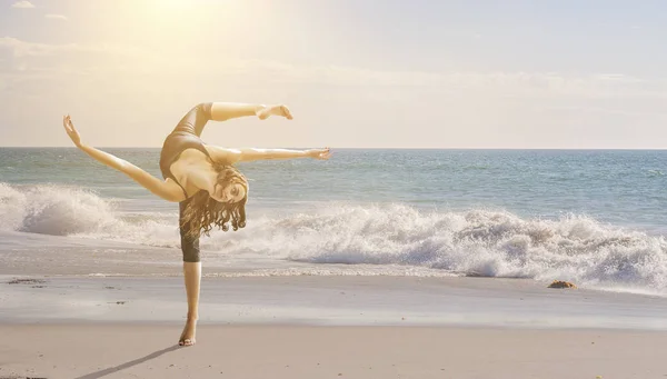 Extreme yoga praktijk. Mixed media — Stockfoto