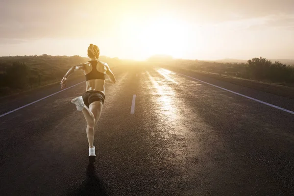 Una deportista corre una carrera. Medios mixtos —  Fotos de Stock