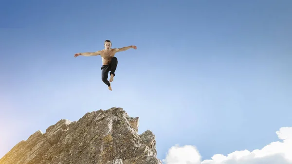 Un danseur en saut. Techniques mixtes — Photo