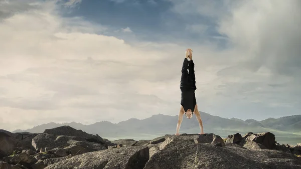 Práctica extrema de yoga. Medios mixtos — Foto de Stock