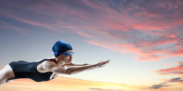 Schwimmer bei Wettkämpfen. Gemischte Medien — Stockfoto