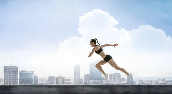 Una deportista corre una carrera. Medios mixtos —  Fotos de Stock