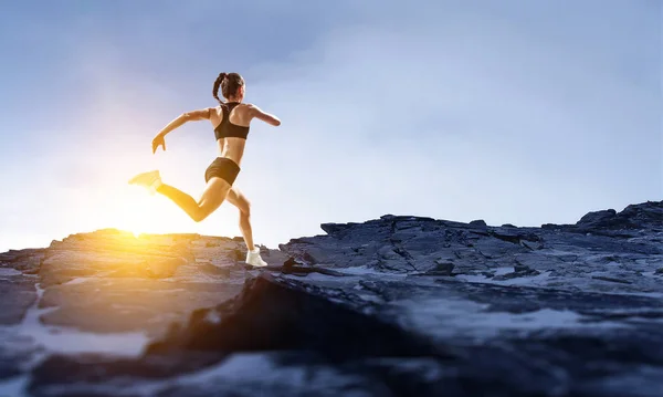 Sportvrouw uitgevoerd de race. Mixed media — Stockfoto