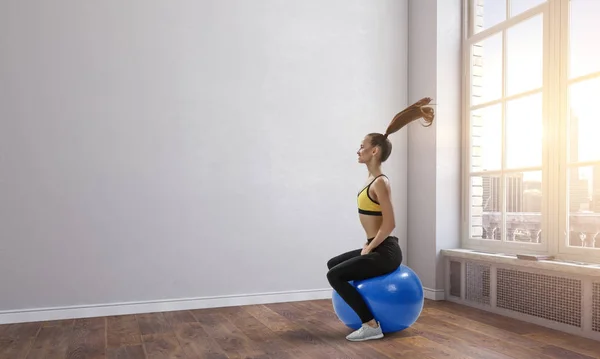 Sportliche Frau auf Fitnessball. Gemischte Medien — Stockfoto