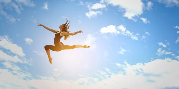 Gymnast flicka i hoppa blandteknik — Stockfoto