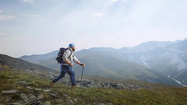 Un randonneur en montagne. Techniques mixtes — Photo