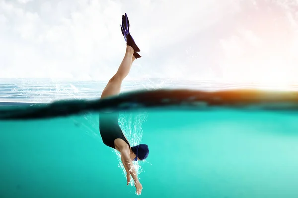 Schwimmer in Schwimmflossen. Gemischte Medien — Stockfoto