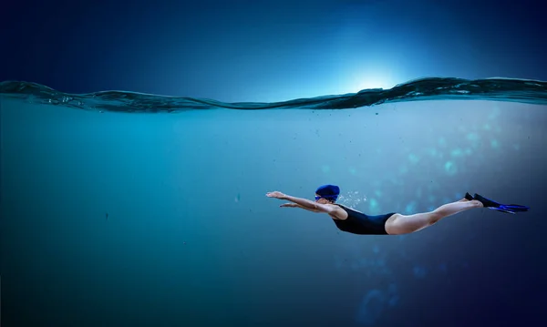 Schwimmer in Schwimmflossen. Gemischte Medien — Stockfoto