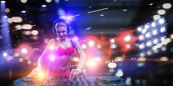 Mulher bonito DJ no console. Meios mistos — Fotografia de Stock