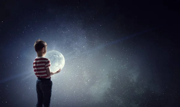 Il ragazzo tiene la luna. Mezzi misti — Foto Stock