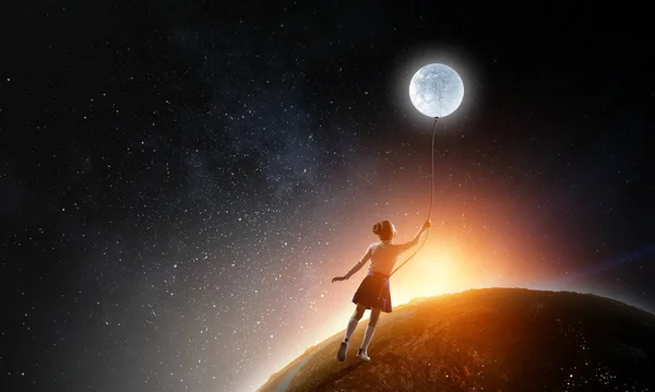 Flickan håller månen. Mixed media — Stockfoto