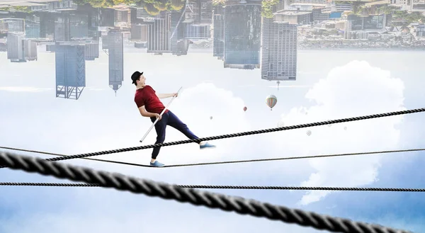 Statečný ropewalker na kabelu. Kombinovaná technika — Stock fotografie