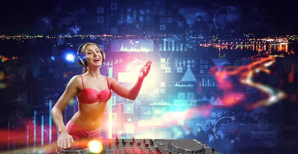 Söt DJ kvinna på konsolen. Blandade medier — Stockfoto