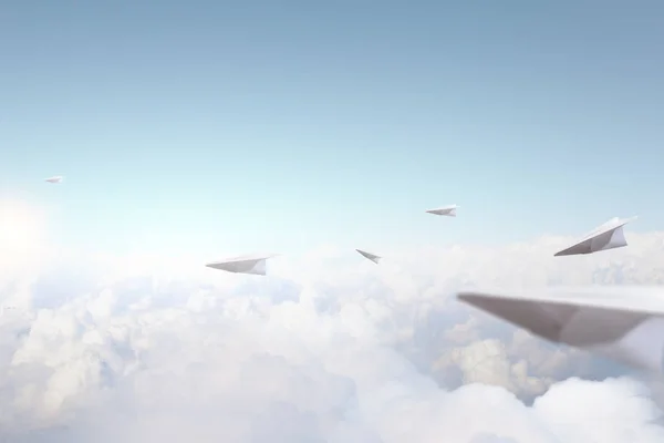 Aviones de papel en el cielo. Medios mixtos —  Fotos de Stock