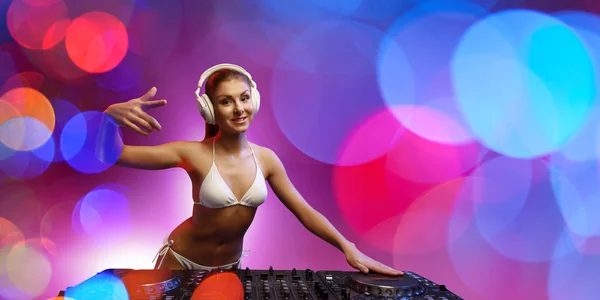 Χαριτωμένη DJ γυναίκα στην κονσόλα. Μεικτά μέσα — Φωτογραφία Αρχείου