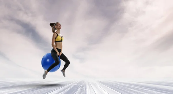 Mulher desportiva na bola de fitness. Meios mistos — Fotografia de Stock