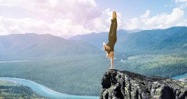 Pratica di yoga estrema. Mezzi misti — Foto Stock