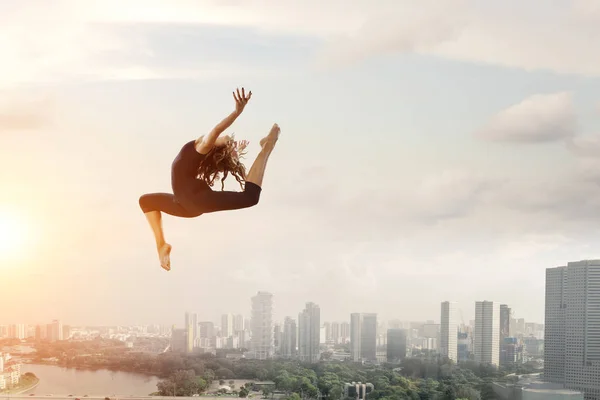 Gymnast flicka i hoppa blandteknik — Stockfoto