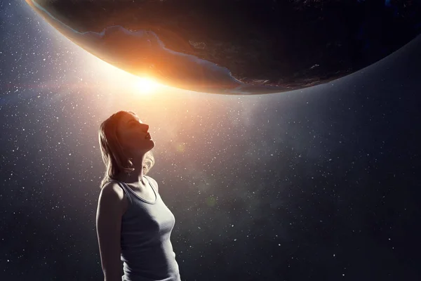 Девушка смотрит на планету Земля — стоковое фото