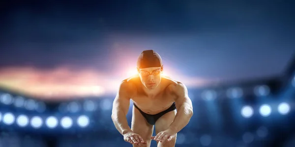 Schwimmer bei Wettkämpfen. Gemischte Medien — Stockfoto