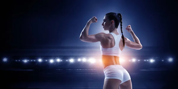 Sport-kvinna som står med ryggen. Mixed media — Stockfoto