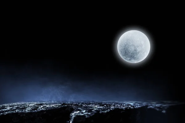 C'est la pleine lune. Techniques mixtes — Photo