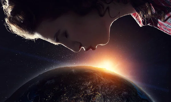 Женщина целует глобус. Смешанные медиа — стоковое фото