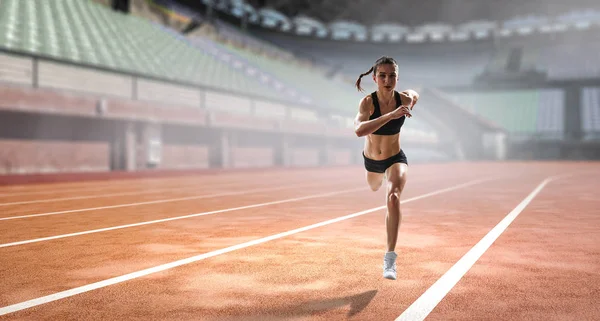 Femme sportive course à pied. Techniques mixtes — Photo