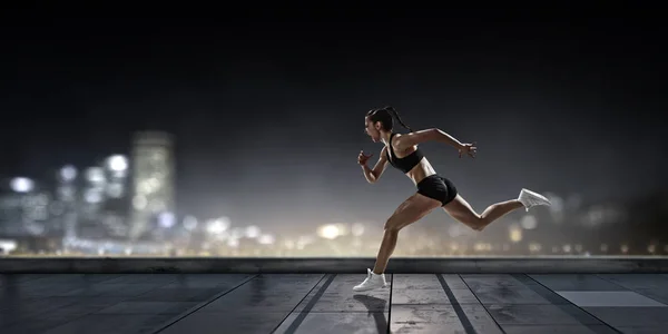 Una deportista corre una carrera. Medios mixtos — Foto de Stock