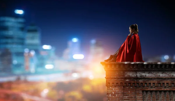 Superheld auf dem Dach. Gemischte Medien — Stockfoto