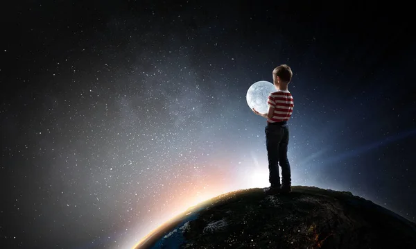 Rapaz segura a lua. Meios mistos — Fotografia de Stock