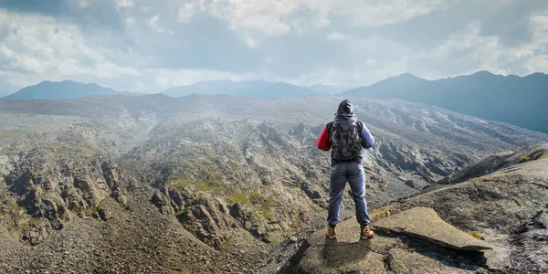 Caminante en las montañas. Medios mixtos — Foto de Stock