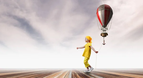 Barn med ballonger. Mixed media — Stockfoto