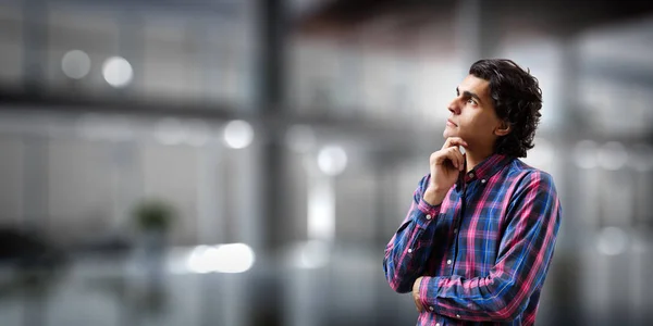 Lässiger Mann denkt über eine Idee nach — Stockfoto