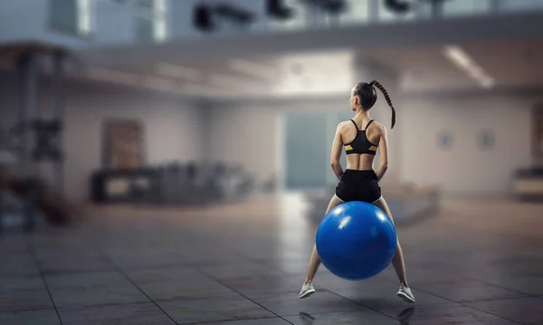 Sportif kadın fitness Ball. Karışık teknik — Stok fotoğraf