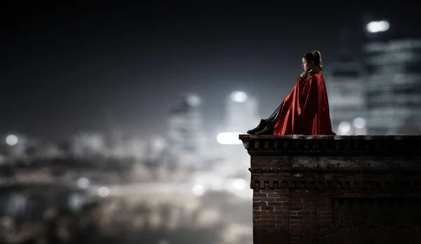 Супергерой на даху. Змішані носії — стокове фото