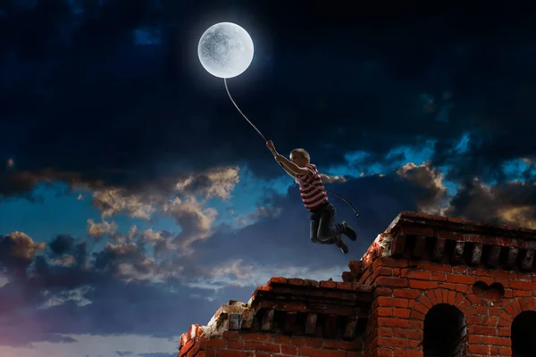 Junge fängt Mond. Gemischte Medien — Stockfoto