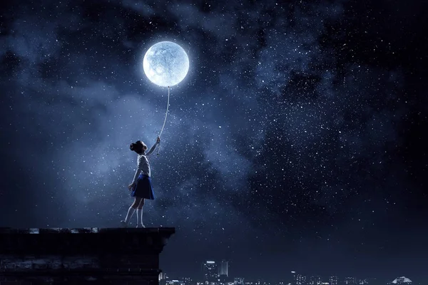 Niña atrapando la luna. Medios mixtos — Foto de Stock